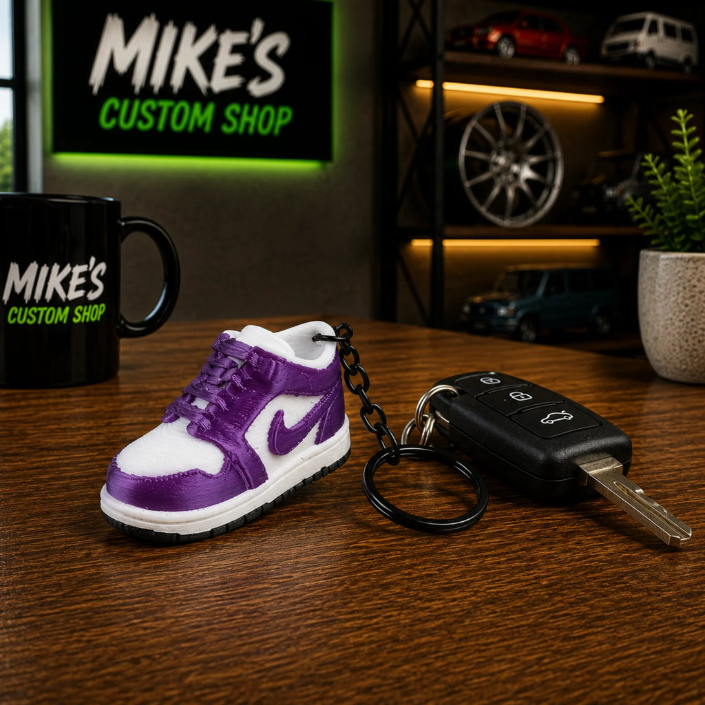 Lila/weißer Sneaker-Schlüsselanhänger mit 3D-PLA-Optik, Metallkette und Schlüssel