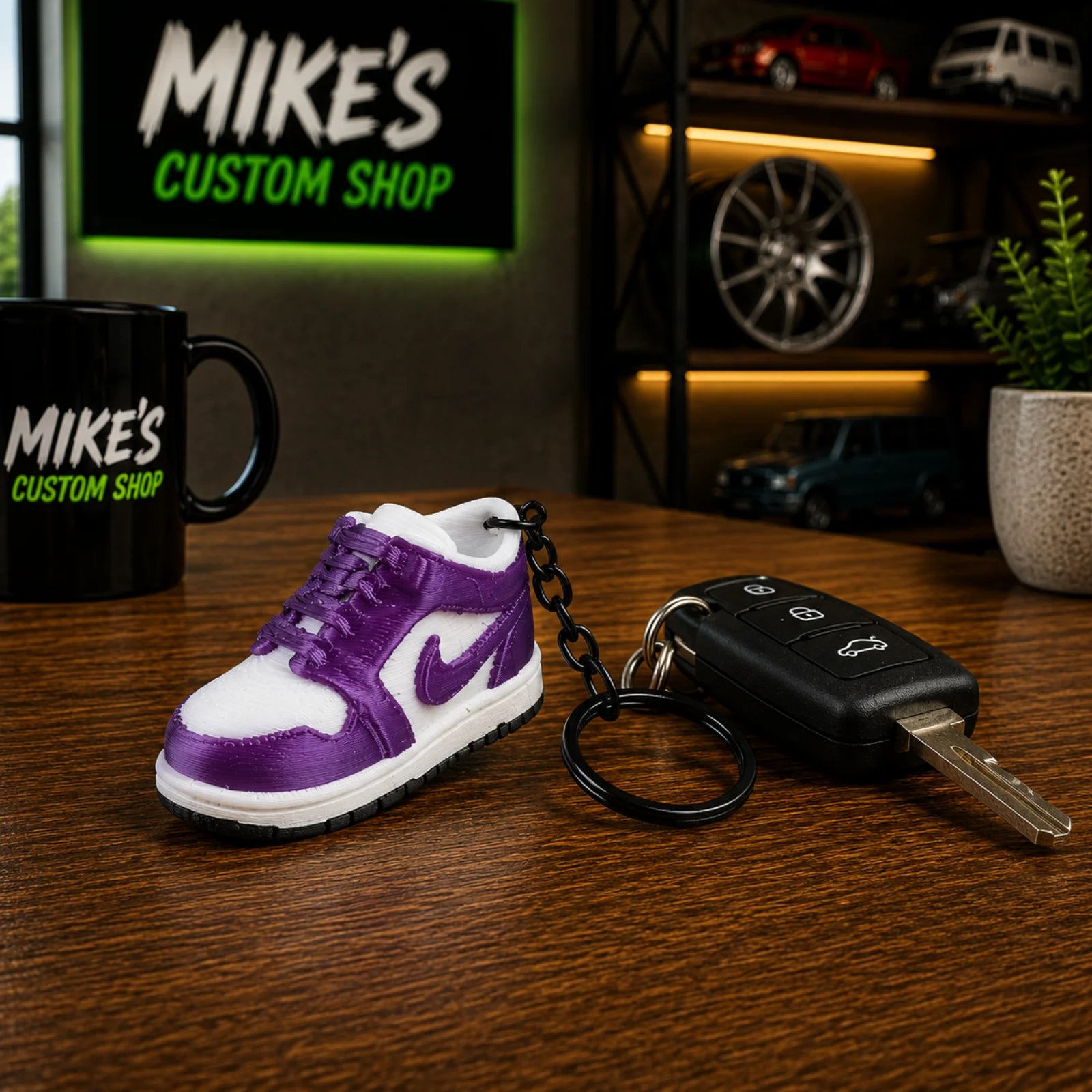 Lila/weißer Sneaker-Schlüsselanhänger mit 3D-PLA-Optik, Metallkette und Schlüssel