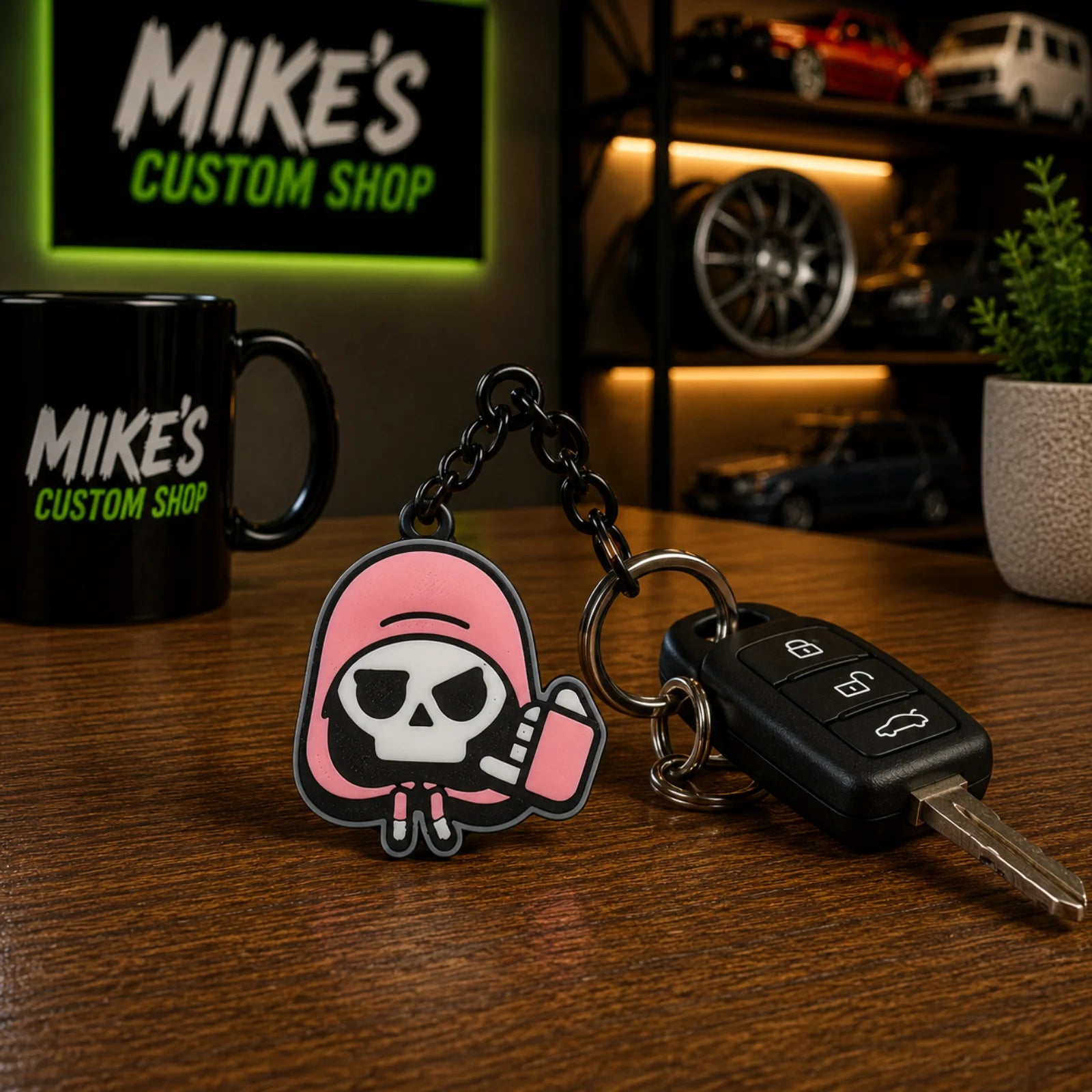 3D-Schlüsselanhänger mit Totenkopf-Motiv in Pink, an Metallkette, mit Autoschlüssel