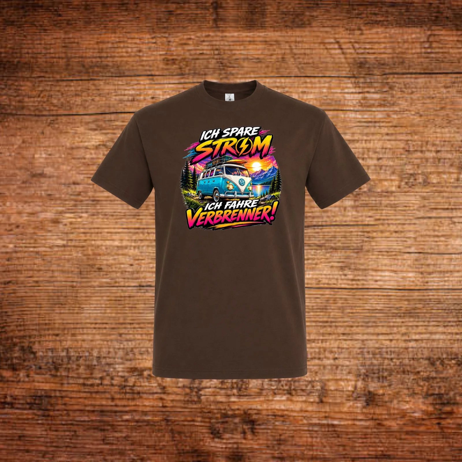 Braunes T-Shirt mit großem Schrift- und Bulli-Aufdruck „Ich spare Strom“/„Ich fahre Verbrenner!“