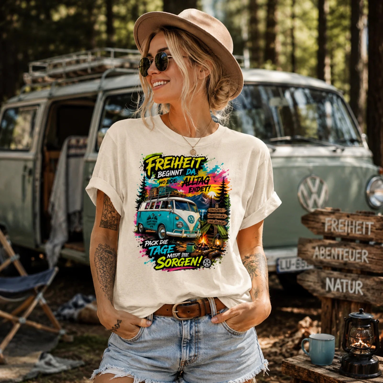 Beiges T-Shirt mit farbigem Frontdruck, im Outdoor-Look mit Jeans getragen