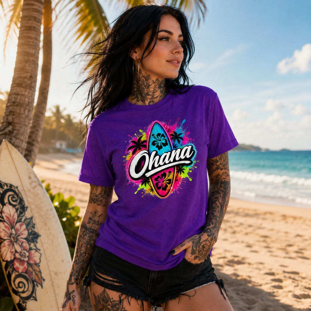 Lila T-Shirt mit „Ohana“-Surfmotiv auf der Brust, getragen von einer Person