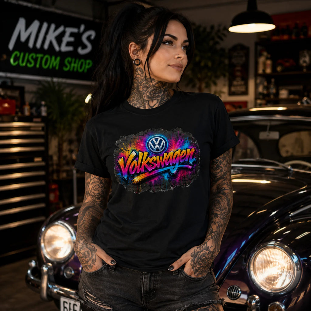Schwarzes T-Shirt mit farbigem Volkswagen-Graffiti-Print, locker sitzend am Körper