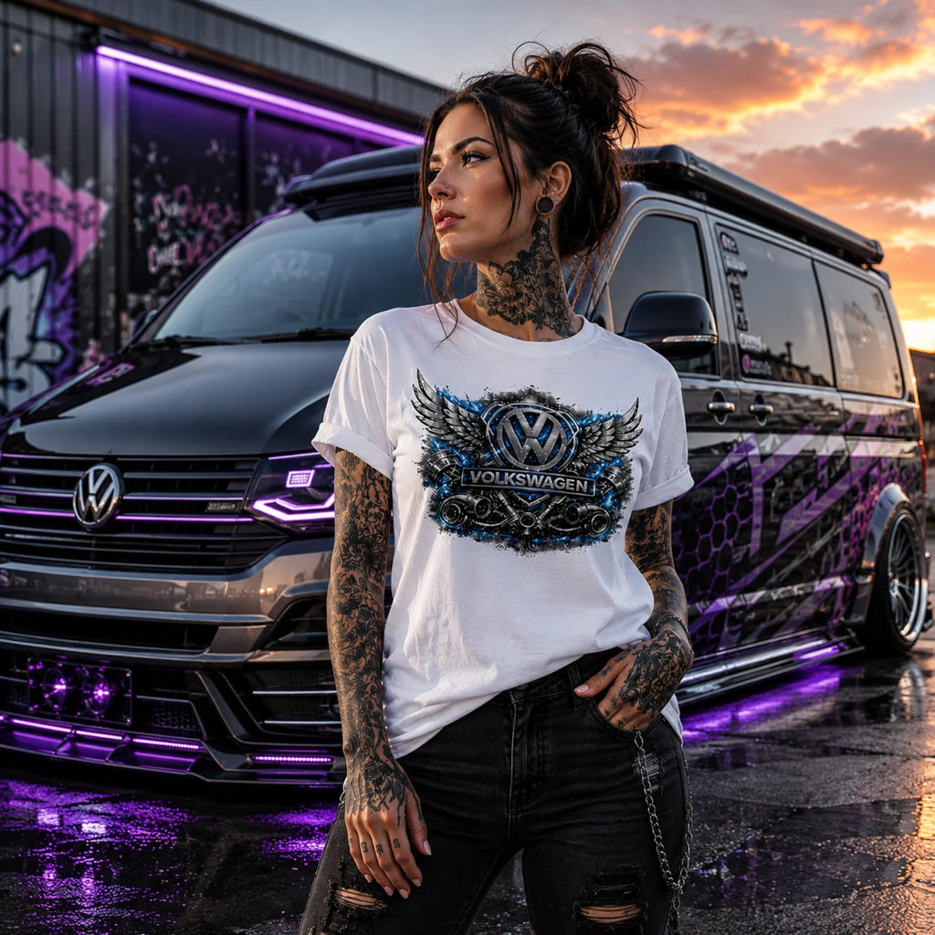 Weißes Volkswagen T‑Shirt mit Flügel-Emblem im Frontprint, getragen