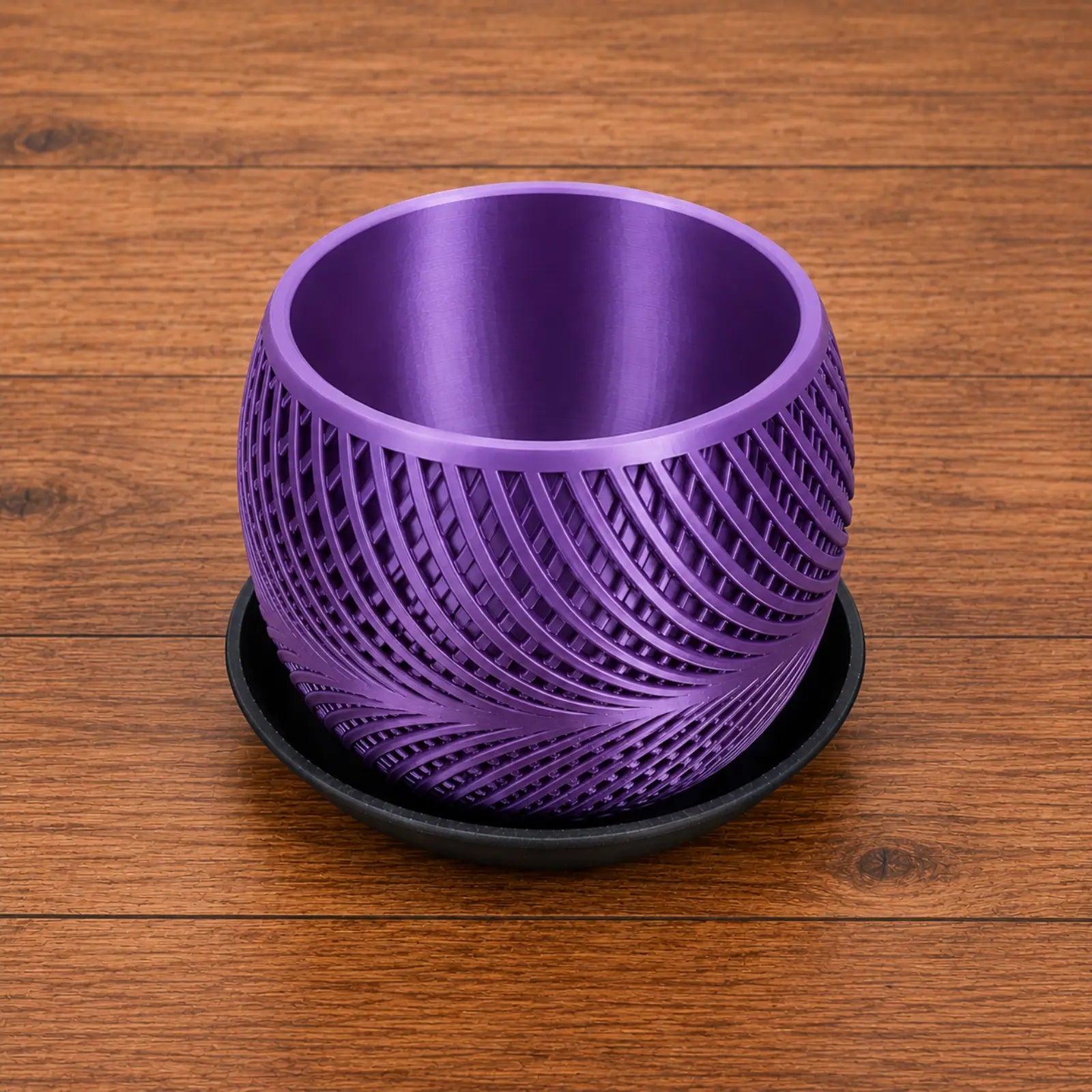 Lila 3D-gedruckter Blumentopf mit Wellenmuster und schwarzer Untertasse