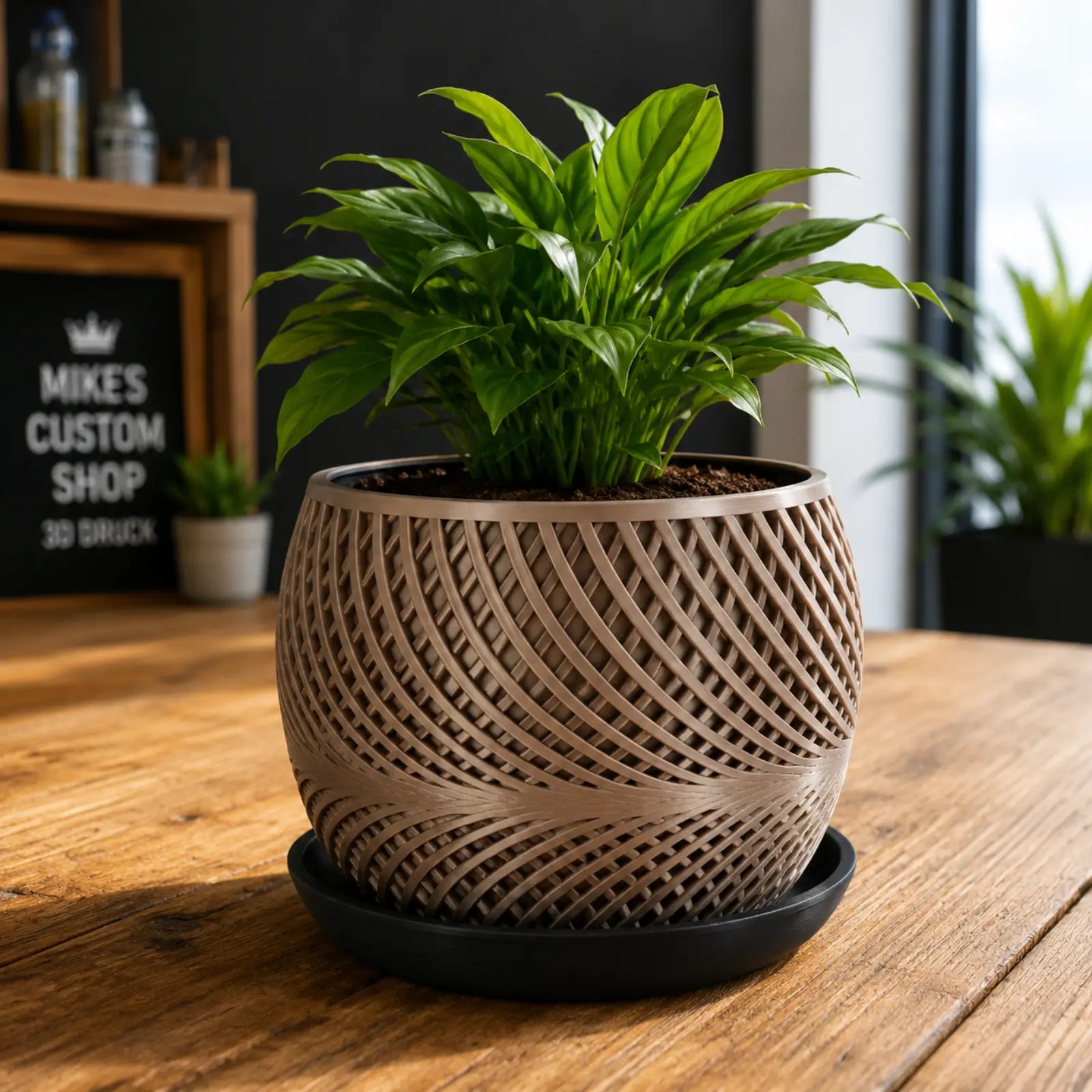 Beiger 3D-gedruckter Blumentopf mit Wellenmuster, mit Pflanze und Untertasse