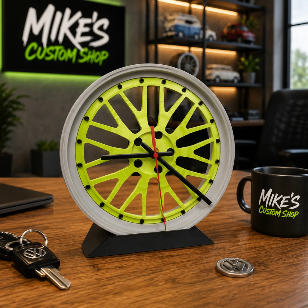 Wanduhr mit Felgen-Design, mehrteilige Motorsport-Optik, grün/silbern