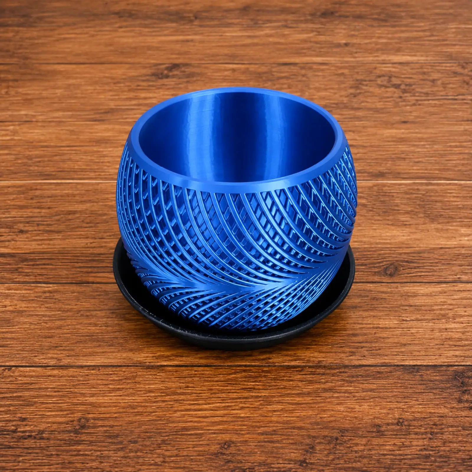 Blauer 3D-gedruckter Blumentopf mit Wellenmuster und schwarzer Untertasse
