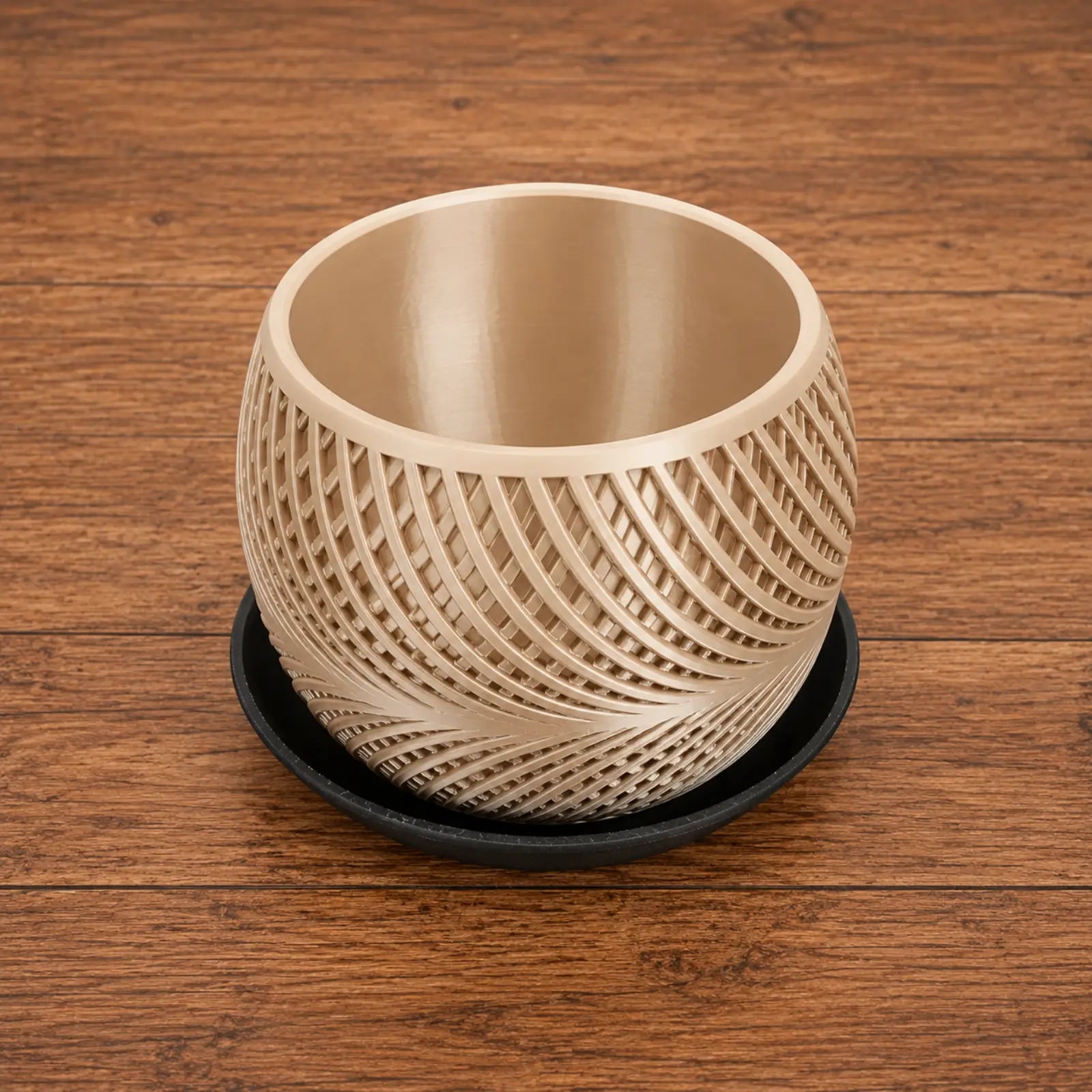 Beiger 3D-gedruckter Blumentopf mit Wellenmuster und schwarzer Untertasse