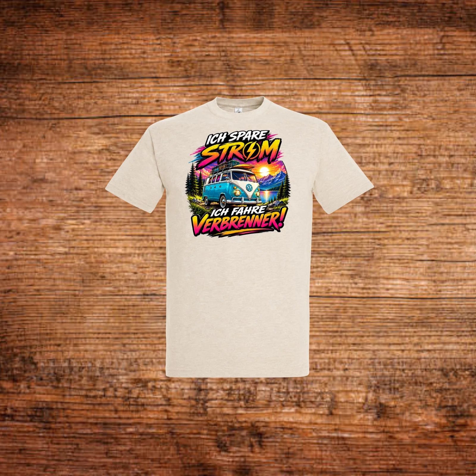 Beiges T-Shirt mit großem Schrift- und Bulli-Aufdruck „Ich spare Strom“/„Ich fahre Verbrenner!“
