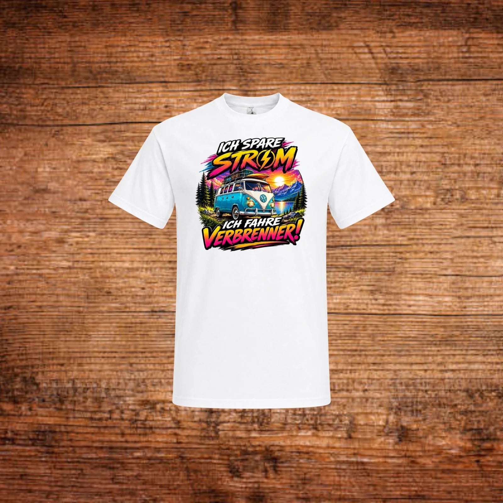 Weißes T-Shirt mit großem Schrift- und Bulli-Aufdruck „Ich spare Strom“/„Ich fahre Verbrenner!“