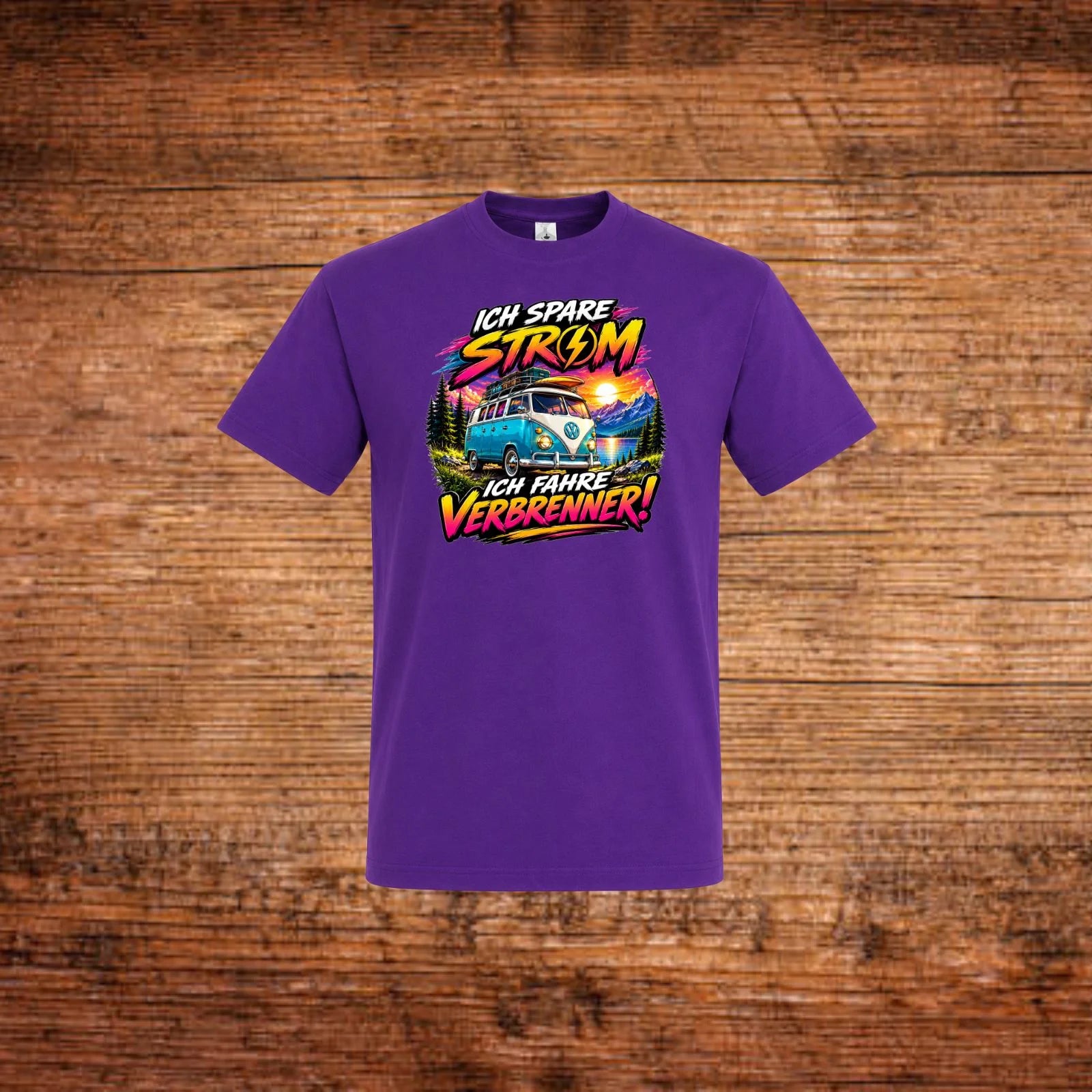 Lila T-Shirt mit großem Schrift- und Bulli-Aufdruck „Ich spare Strom“/„Ich fahre Verbrenner!“