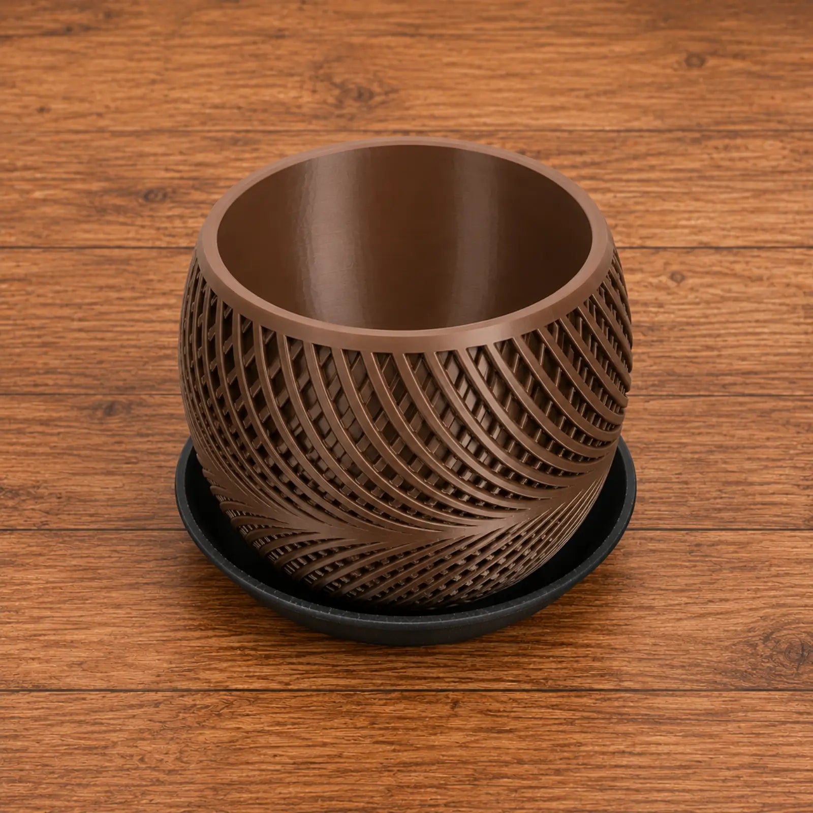 Brauner 3D-gedruckter Blumentopf mit Wellenmuster und schwarzer Untertasse