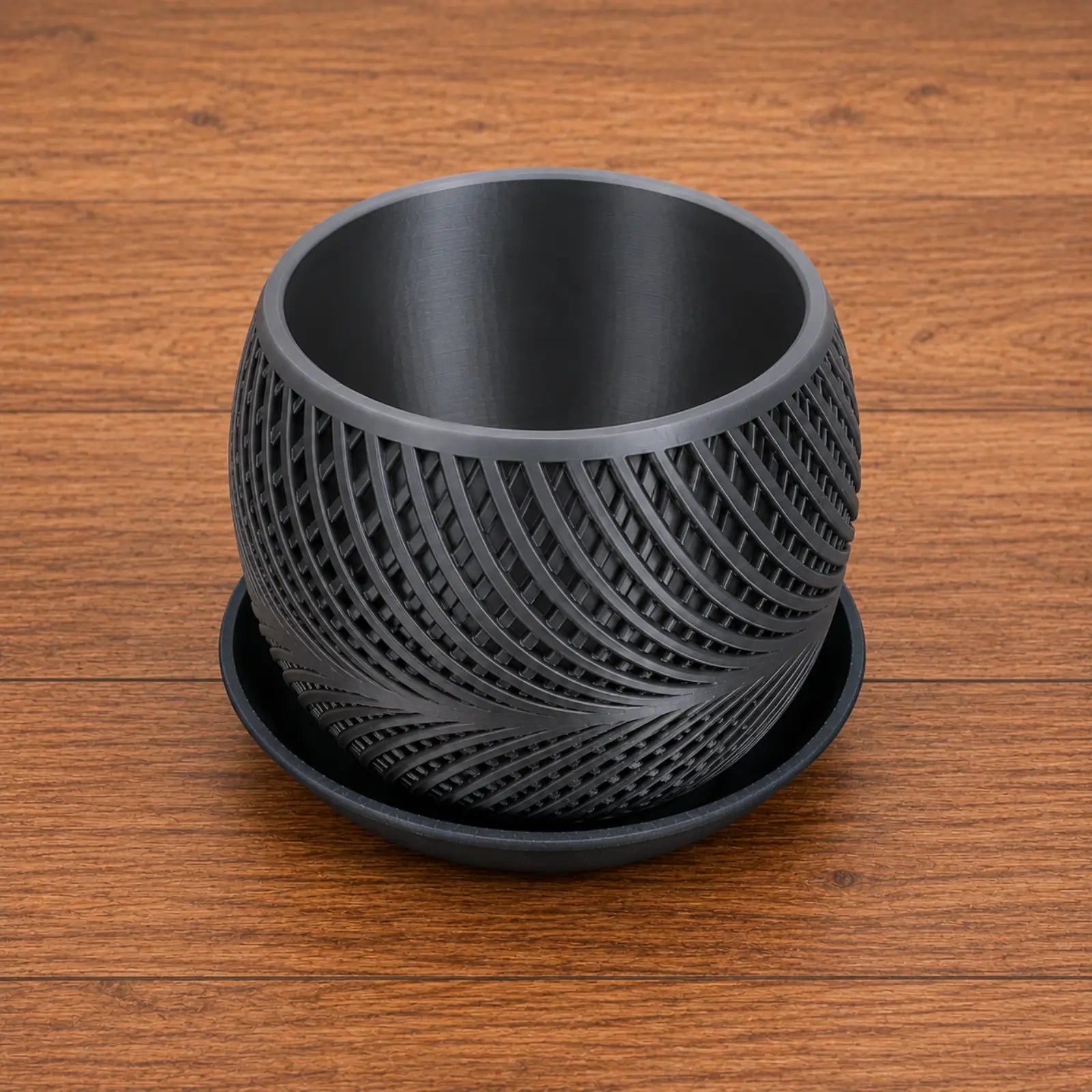 Grauer 3D-gedruckter Blumentopf mit Wellenmuster und schwarzer Untertasse