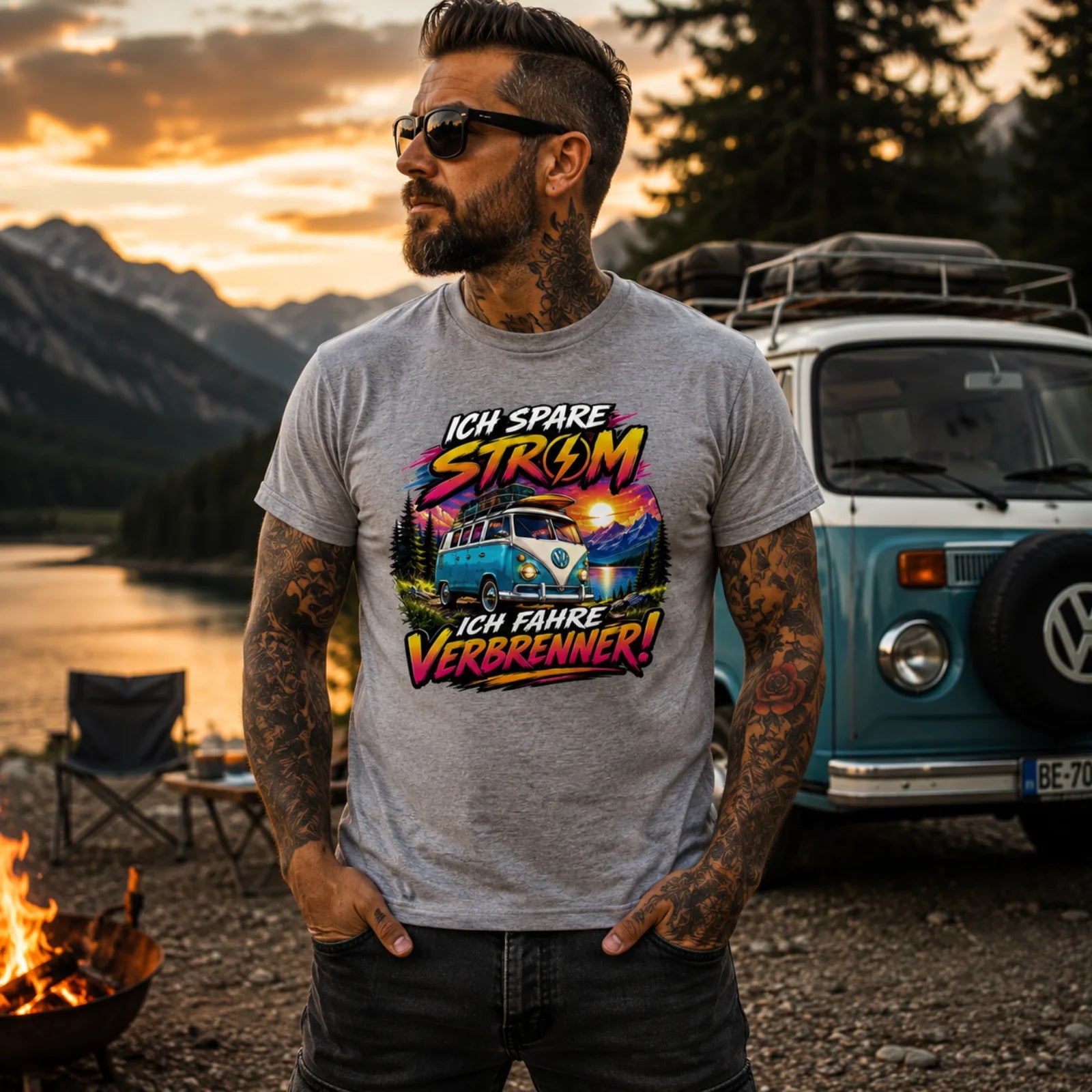 Helles graues T-Shirt am Modell mit Bulli-Print und Schriftzug „Ich spare Strom“/„Ich fahre Verbrenner!“