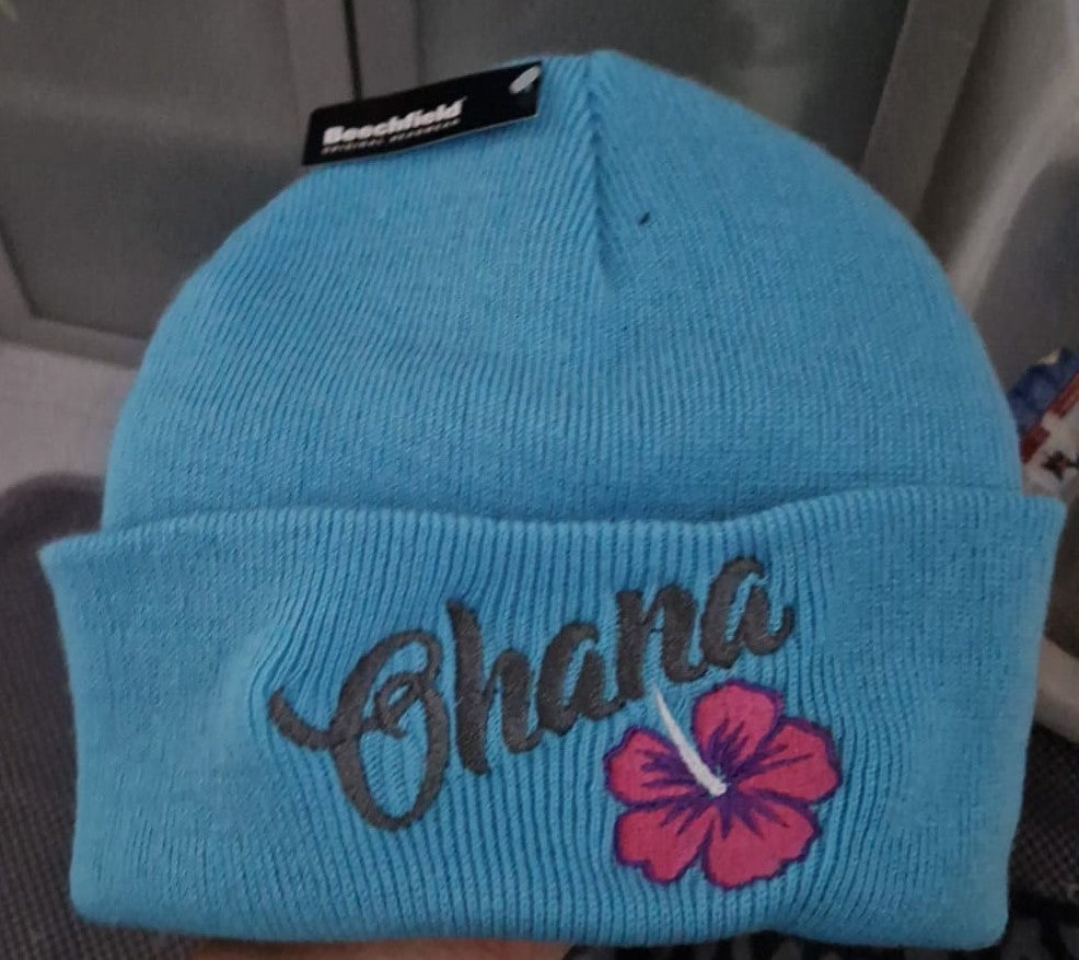 Blaue Strickmütze mit Umschlag und Stickerei „Ohana“ sowie Hibiskus