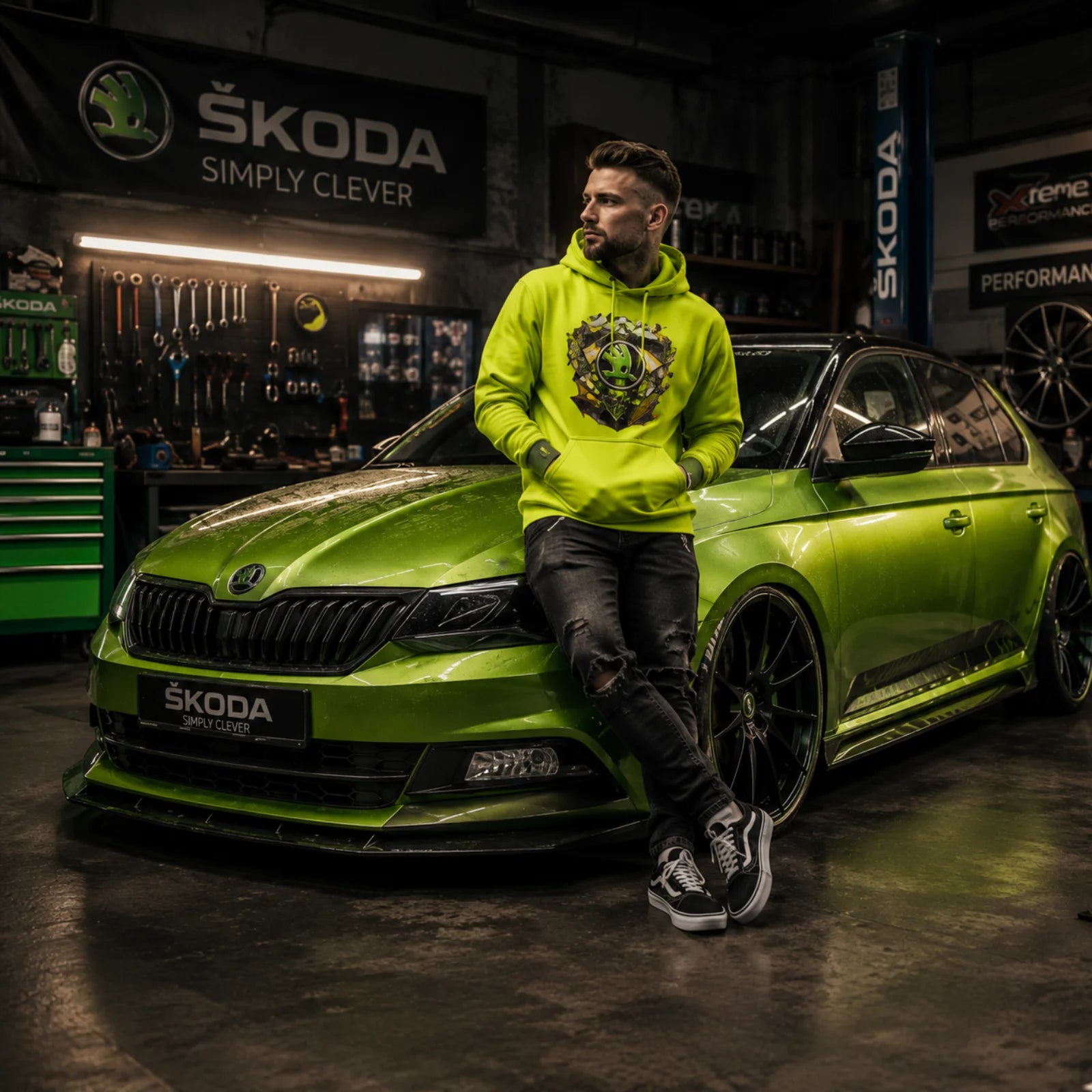 Škoda Kapuzenpullover, neon-grün mit Frontdruck und Kängurutasche